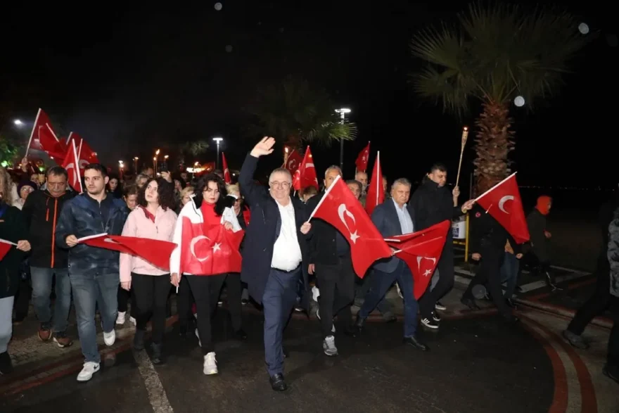 Balıkesir Edremit’te Cumhuriyet Bayramı sevinci yağmura karşın sürdürdü
